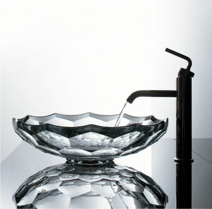 Kristallbecken mit Kanten mit Metallüberzug, schwarzer Tisch mit Glanzfläche, Tisch mit Spiegelfläche